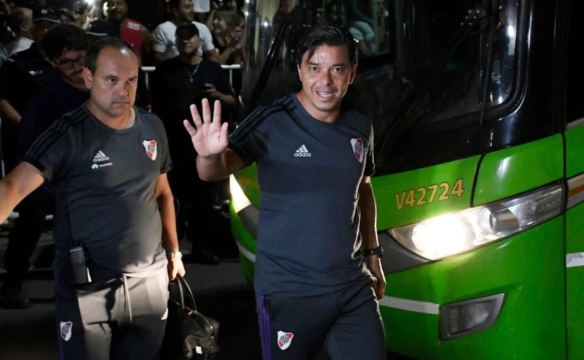 El equipo de Gallardo fue recibido por muchísimos hinchas que se acercaron al hotel.