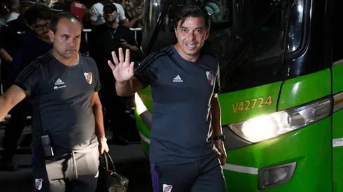 El equipo de Gallardo fue recibido por muchísimos hinchas que se acercaron al hotel.