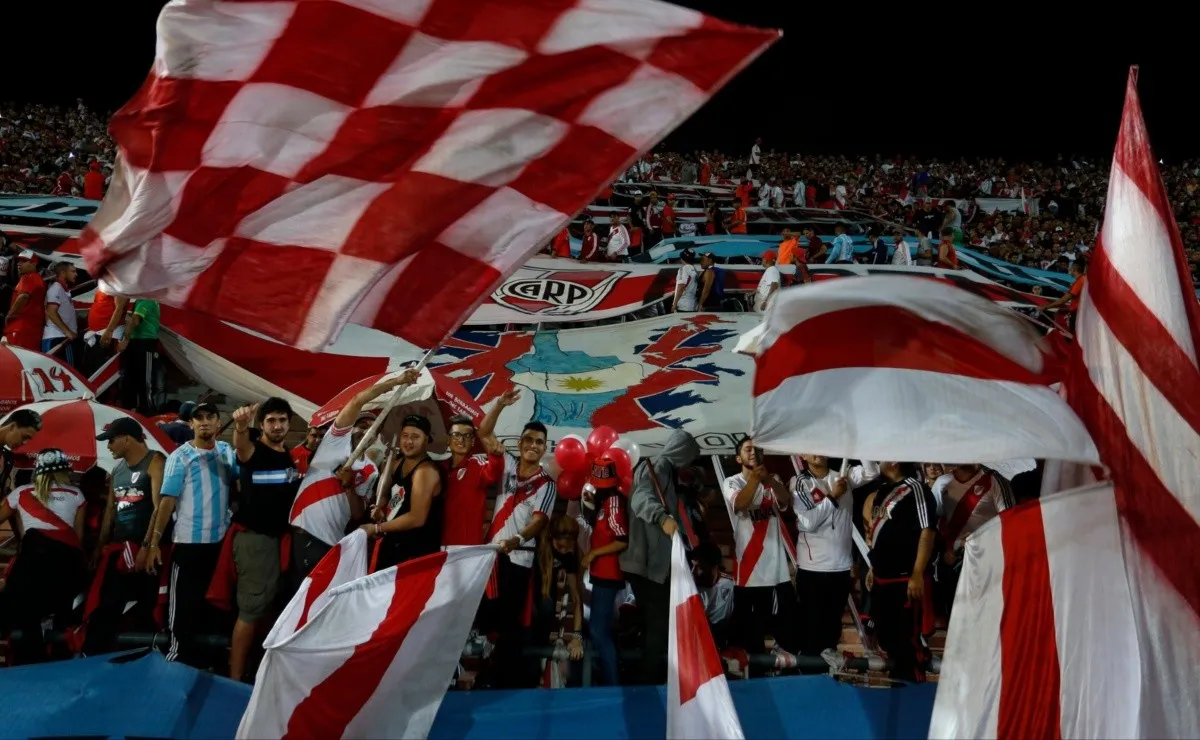 Por disposición de Aprevide, la hinchada de River no podrá llevar banderas al estadio de Banfield.