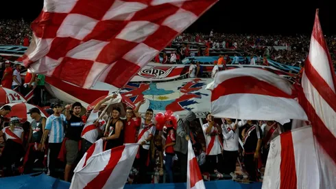 Por disposición de Aprevide, la hinchada de River no podrá llevar banderas al estadio de Banfield.