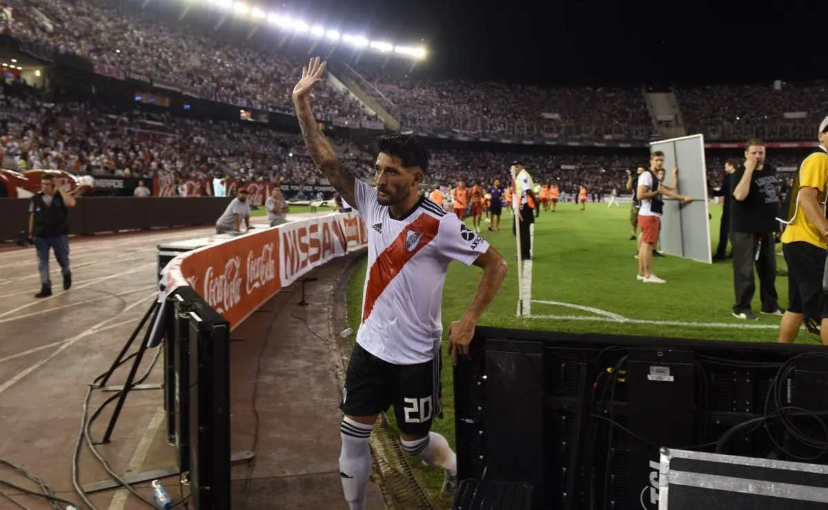 Milton Casco agradece los saludos de los hinchas de River en el Monumental.