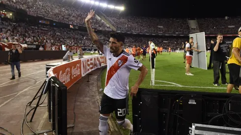 Milton Casco agradece los saludos de los hinchas de River en el Monumental.