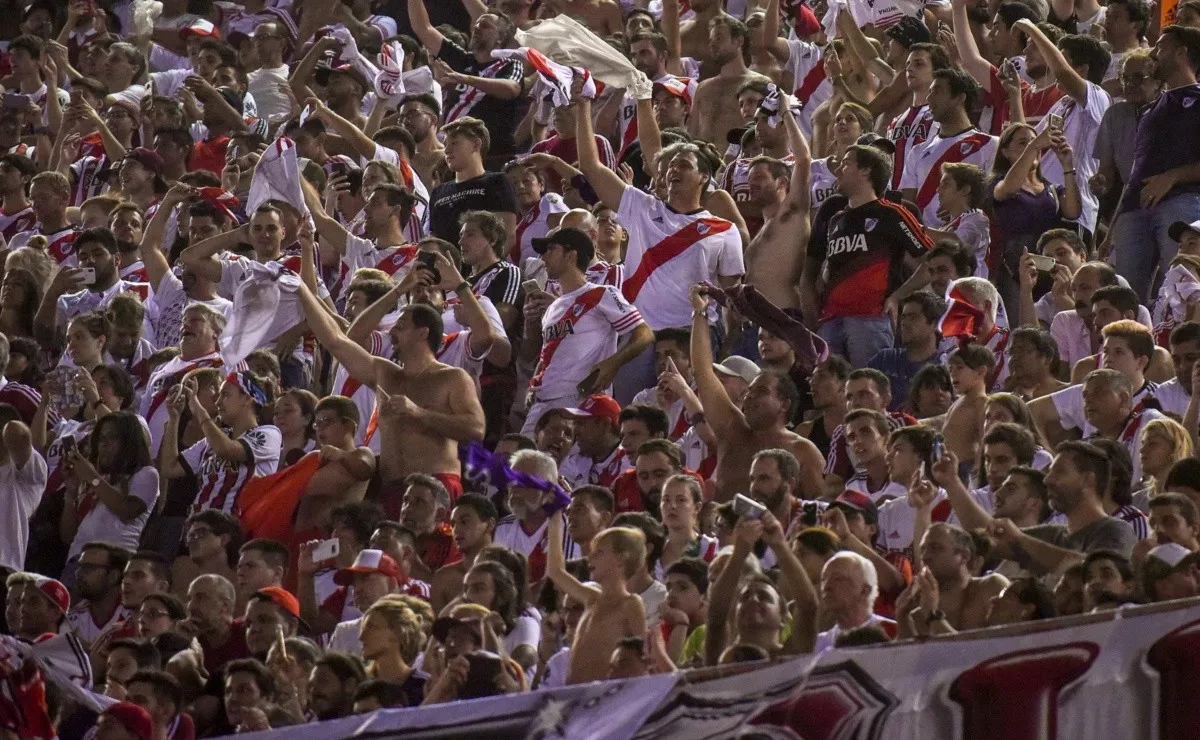 El estadio Monumental lució lleno como en las noches de Copa Libertadores y en los superclásicos. (FOTO: Getty)