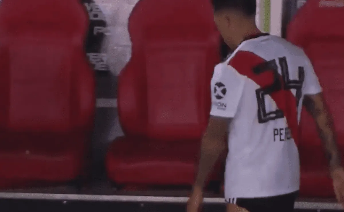 El volante de River tuvo que salir reemplazado a los ocho minutos del segundo tiempo.