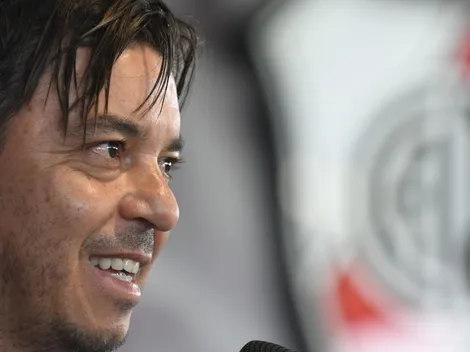 Gallardo se "colgó" con las gafas de un periodista en plena conferencia