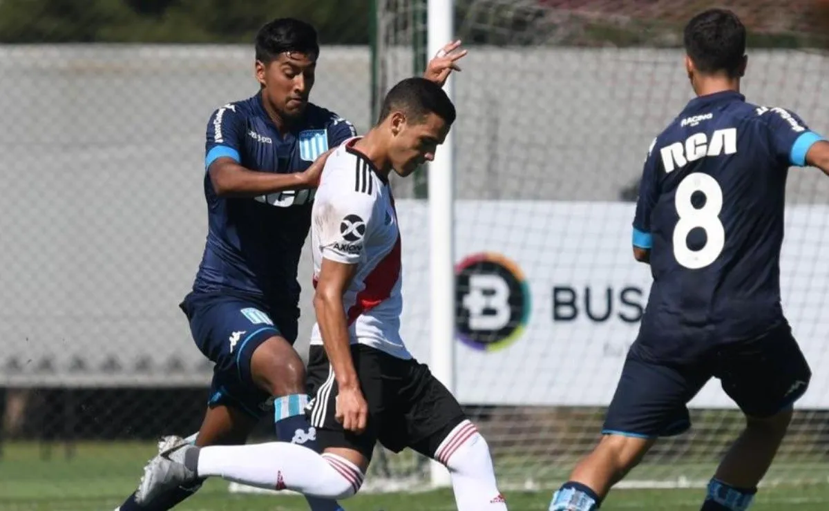 Cristian Ferreira celebra uno de los dos goles que le hizo a Racing.