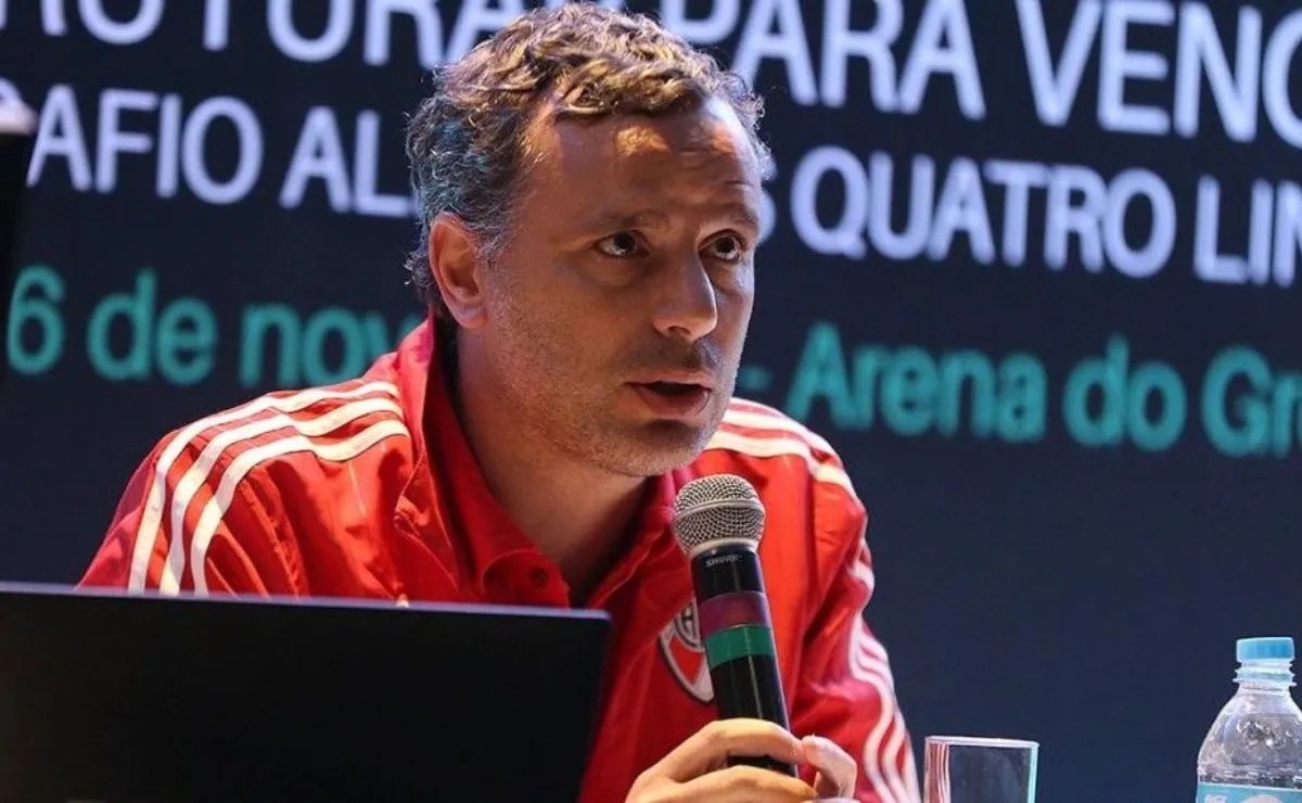 Gustavo Grossi brindando una conferencia en España.