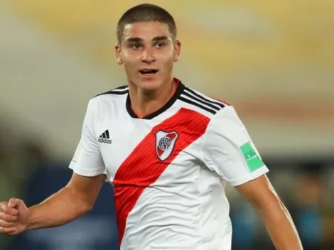 Julián Álvarez y su habilidad para los tiros libres