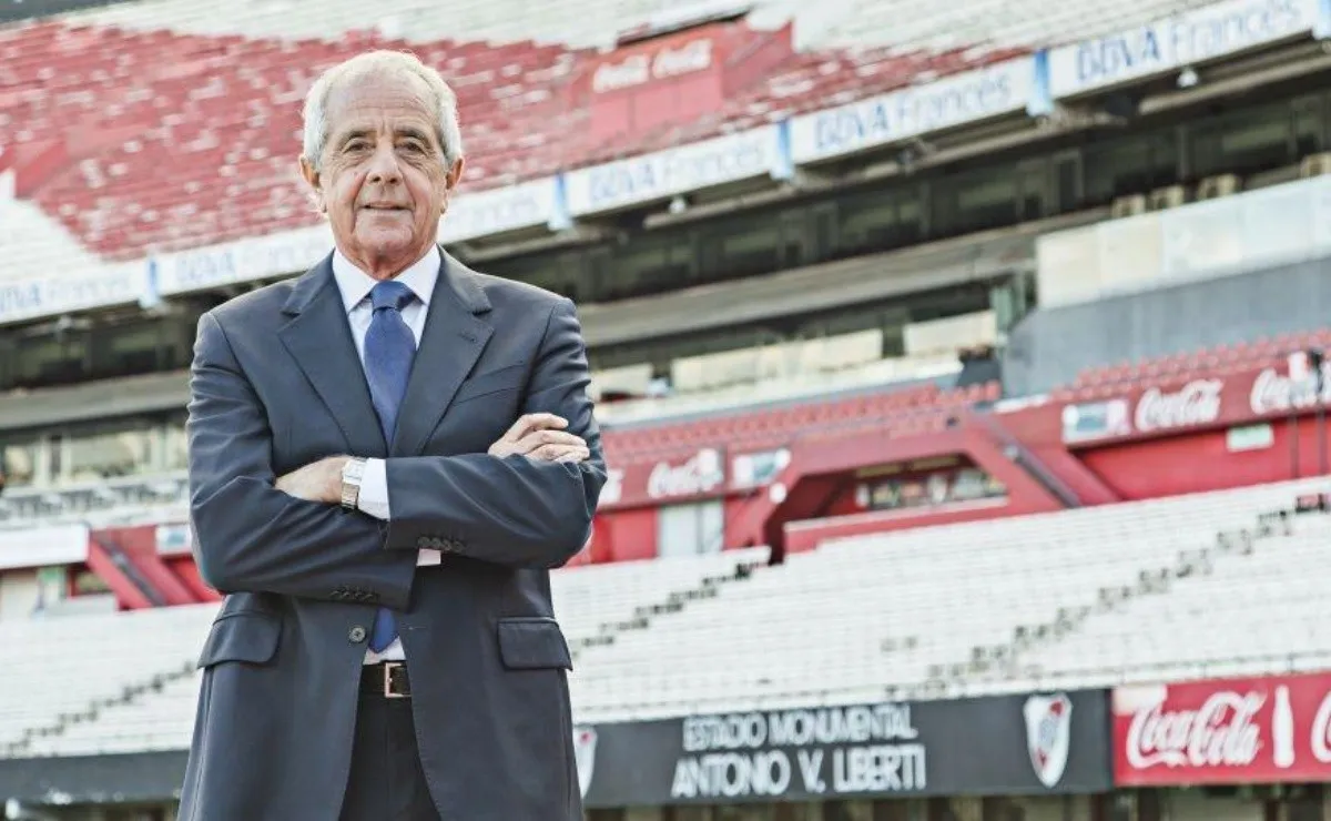 D'Onofrio posa con el Monumental de fondo.