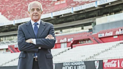 D'Onofrio posa con el Monumental de fondo.