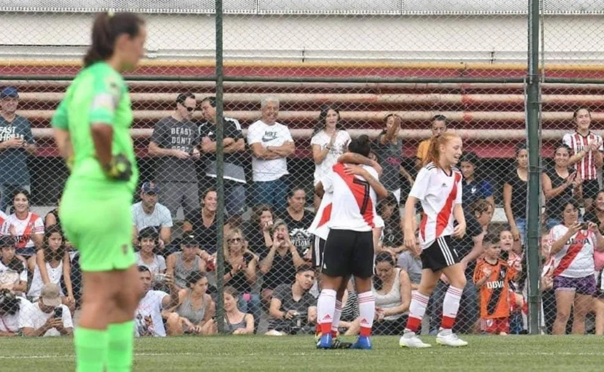 Las chicas debutaron con un gran triunfo en el campeonato. (FOTO: Diego Haliasz - Prensa River)