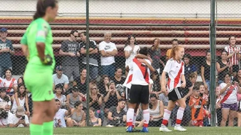 Las chicas debutaron con un gran triunfo en el campeonato. (FOTO: Diego Haliasz - Prensa River)