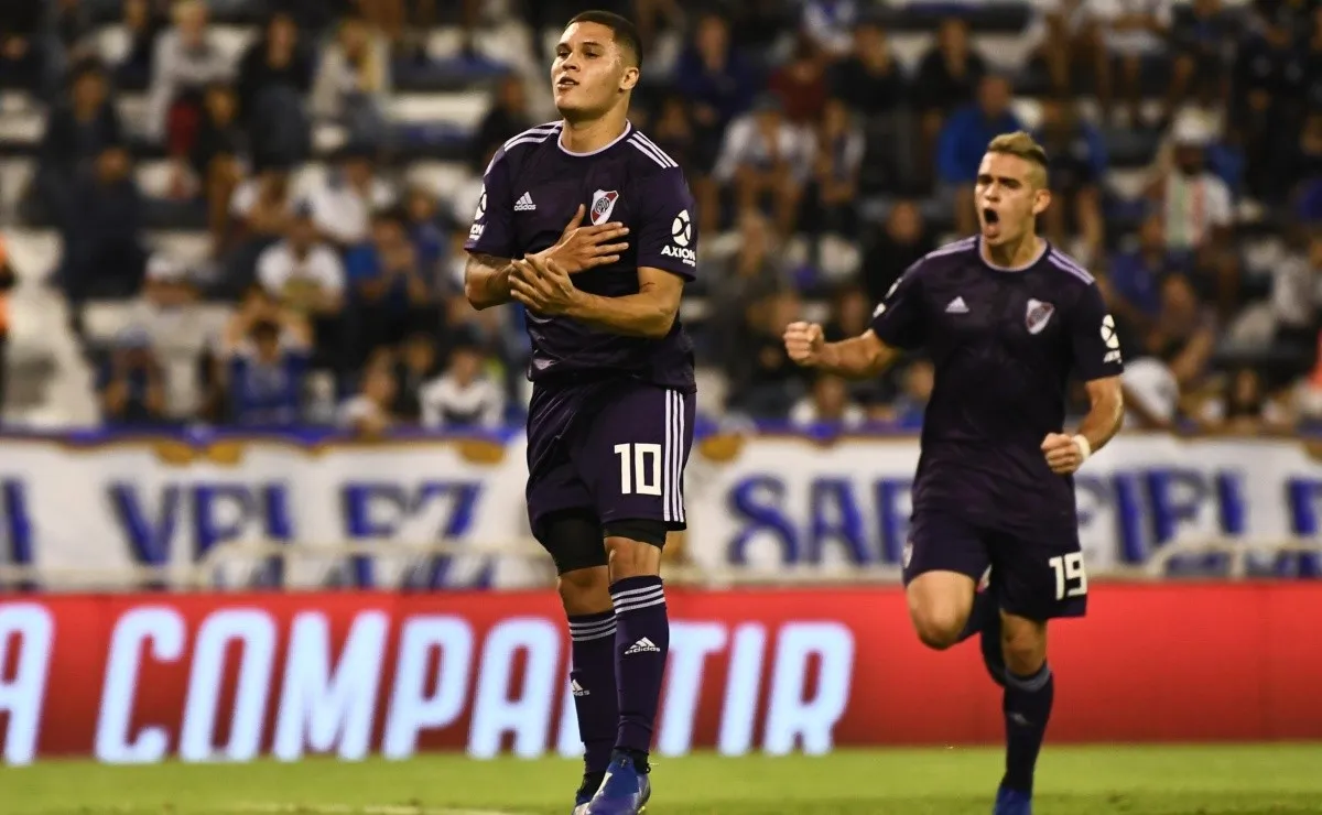 Juanfer festeja su gol de penal. Pratto y Borré son los otros encargados de patearlos en River