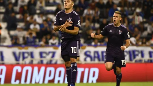 Juanfer festeja su gol de penal. Pratto y Borré son los otros encargados de patearlos en River