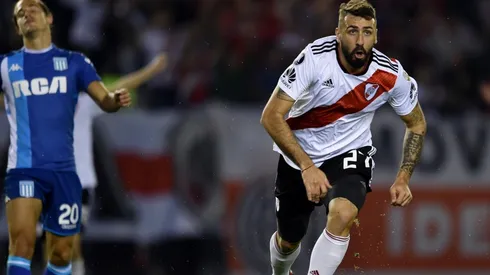Lucas Pratto festeja el primero de los tres goles de River en el último enfrentamiento entre ambos