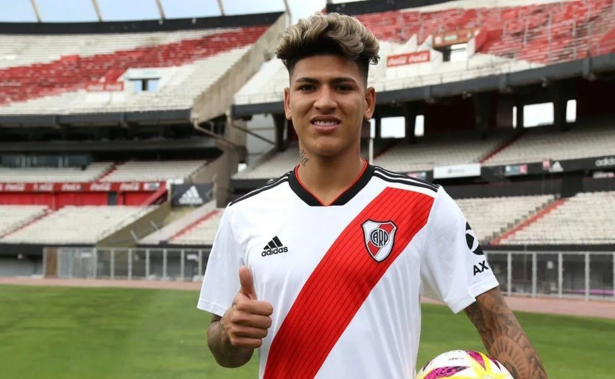 En el entrenamiento de este viernes, Jorge Carrascal dejó expuesto el dorsal que utilizará en River.