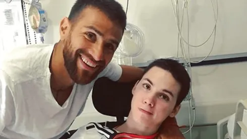 Alan recibió un nuevo manto sagrado en manos de Leonardo Ponzio.