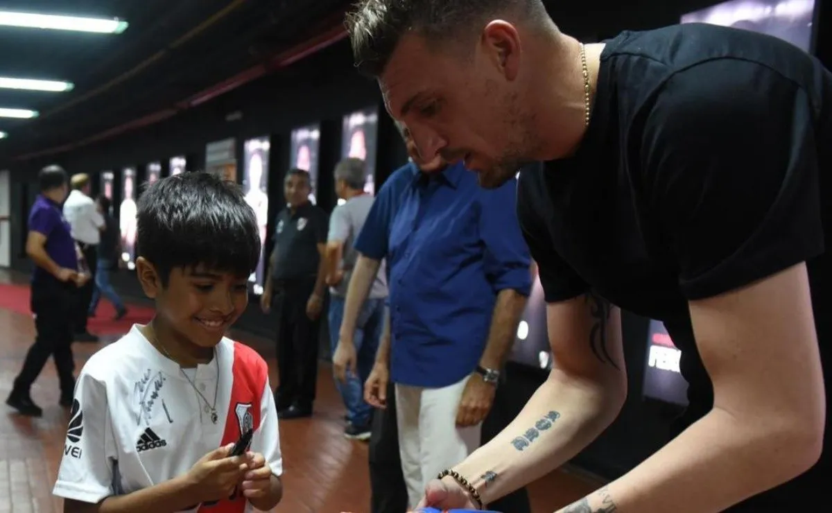 Armani le entrega sus guantes a Thiago Mealla.