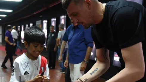 Armani le entrega sus guantes a Thiago Mealla.