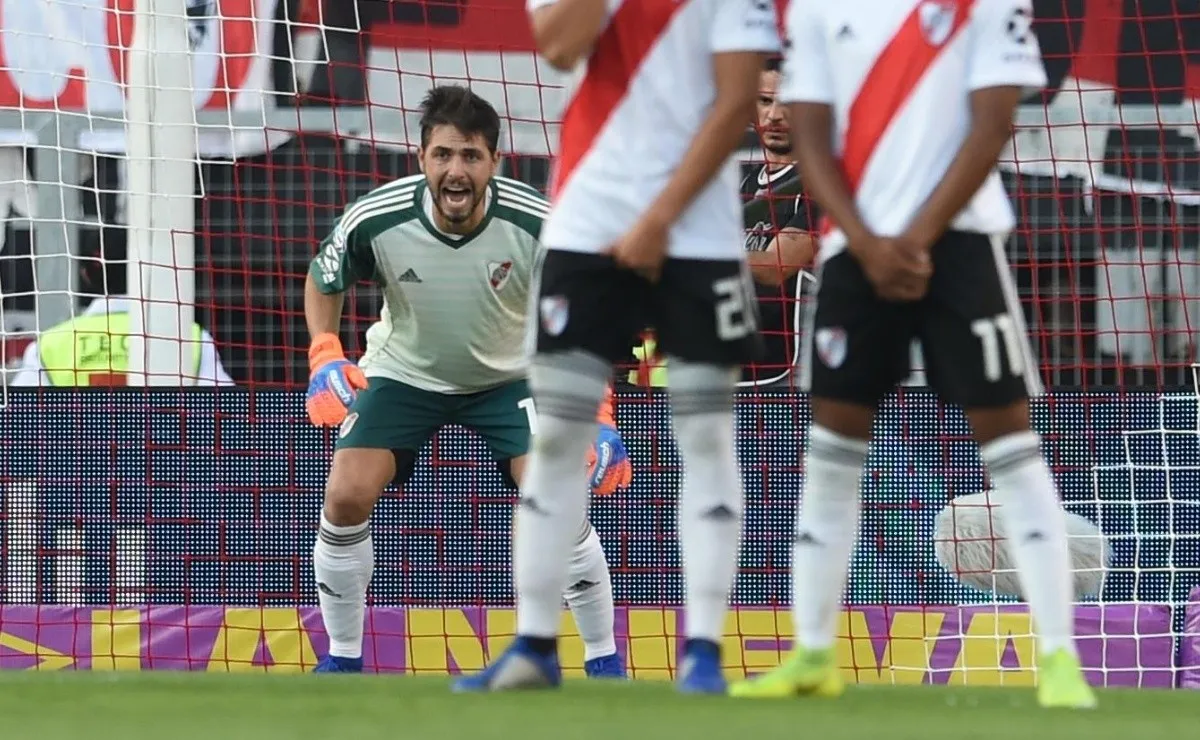 Lux ocupó el lugar de Armani y se mostró firme a pesar los tres goles.