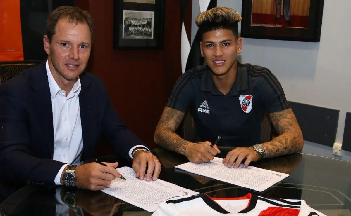 Jorge Carrascal puso el gancho y selló el vínculo que lo liga a River durante un año.
