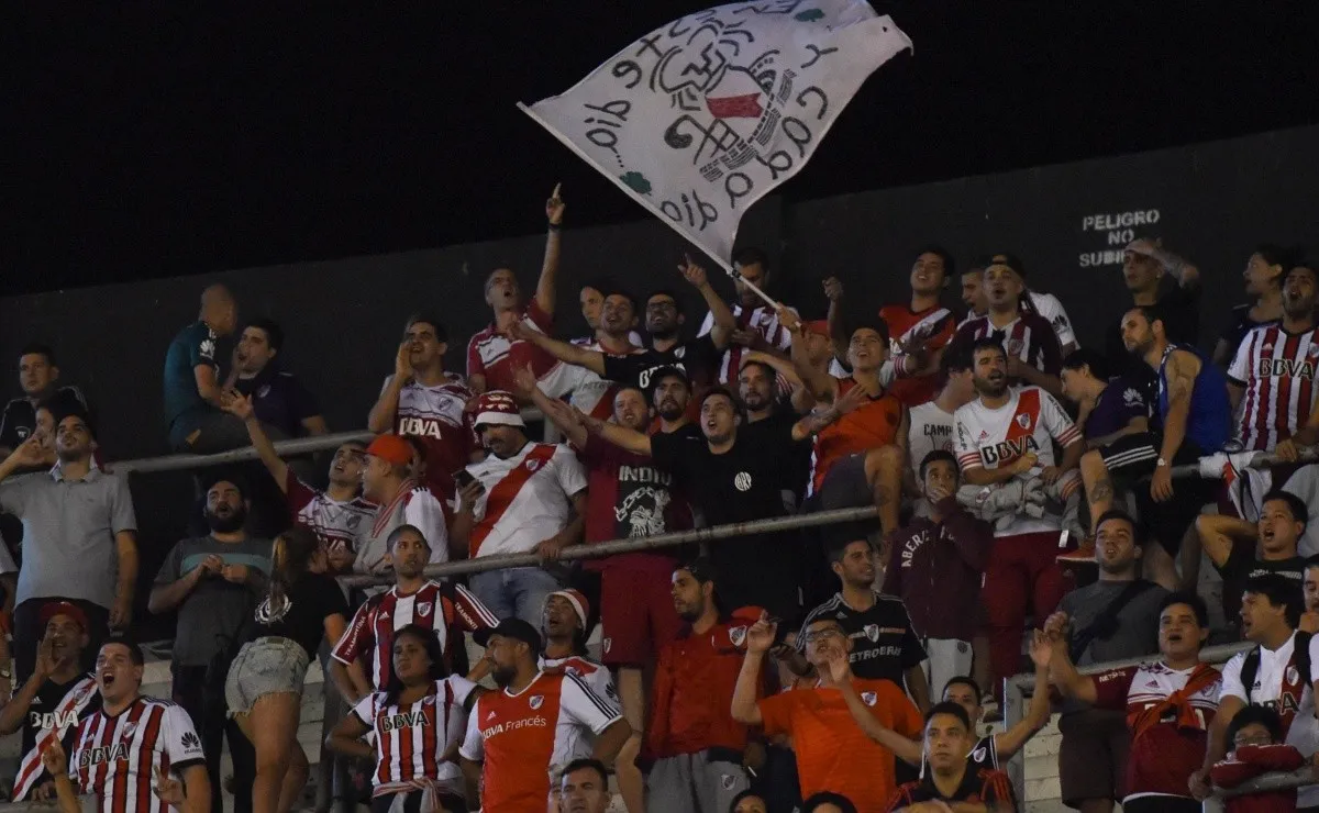 Los hinchas comenzaron a manifestarse en el estadio.