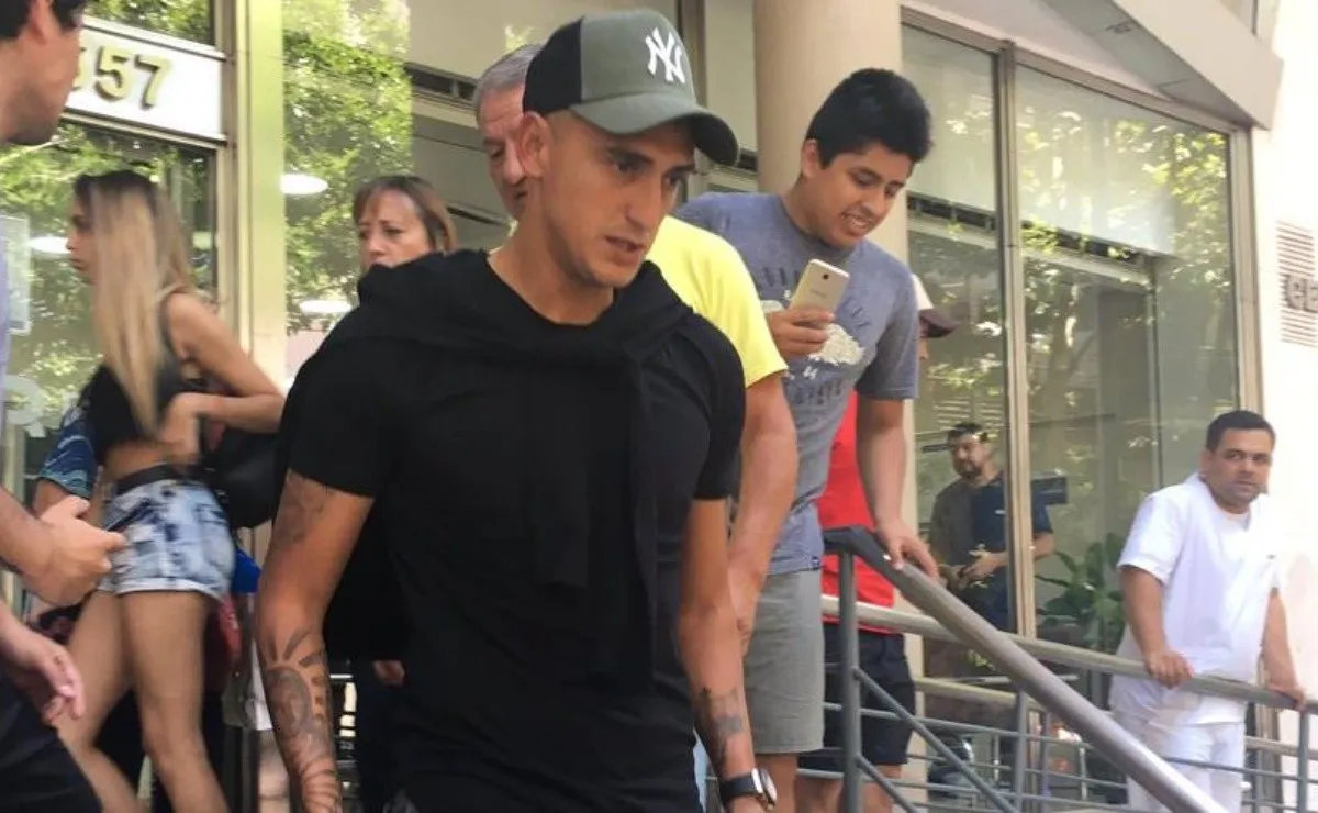 Suárez saliendo de la Clínica Rossi luego de someterse a diversos estudios médicos.