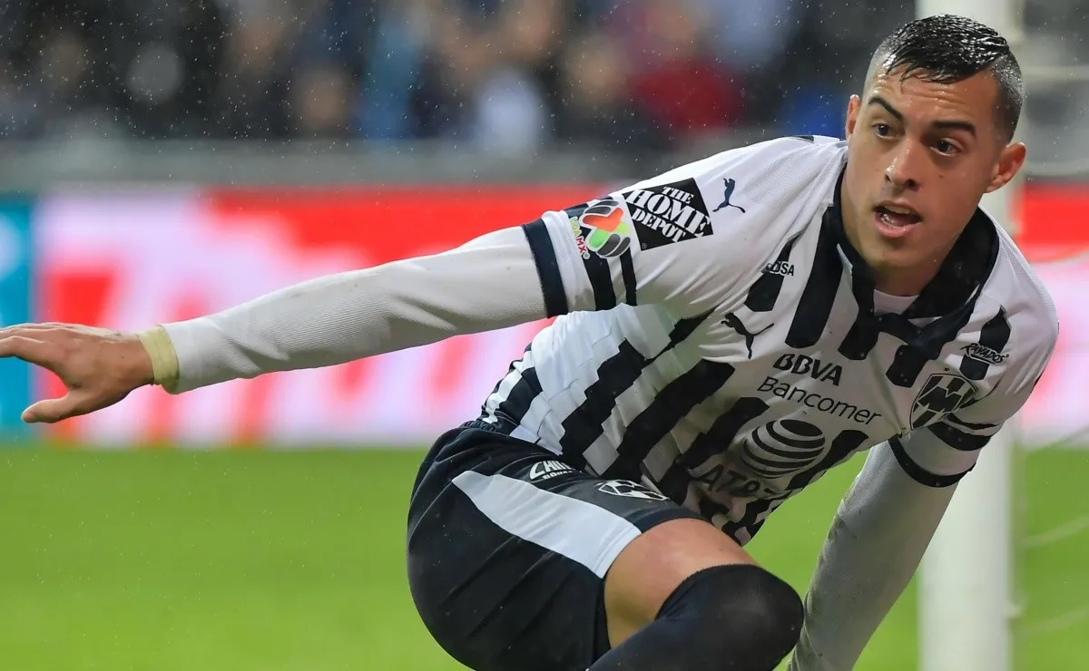Rogelio controló el balón, hizo pasar de largo a dos rivales y definió de gran manera.