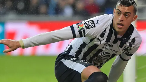 Rogelio controló el balón, hizo pasar de largo a dos rivales y definió de gran manera.