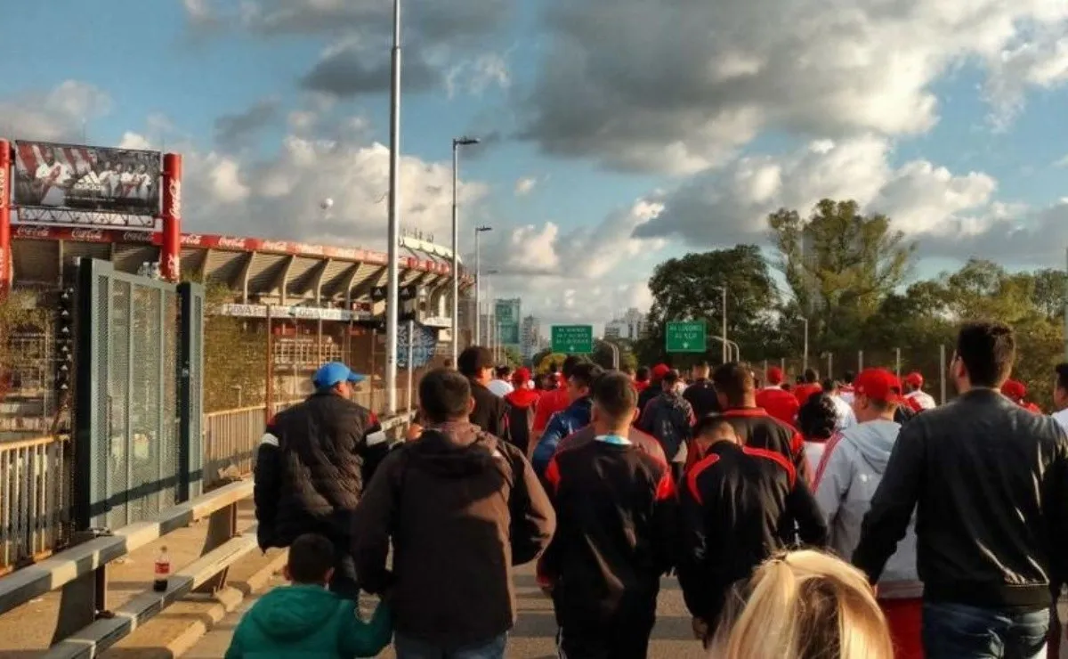 Los hinchas de River y una nueva tarde de domingo en el Monumental.