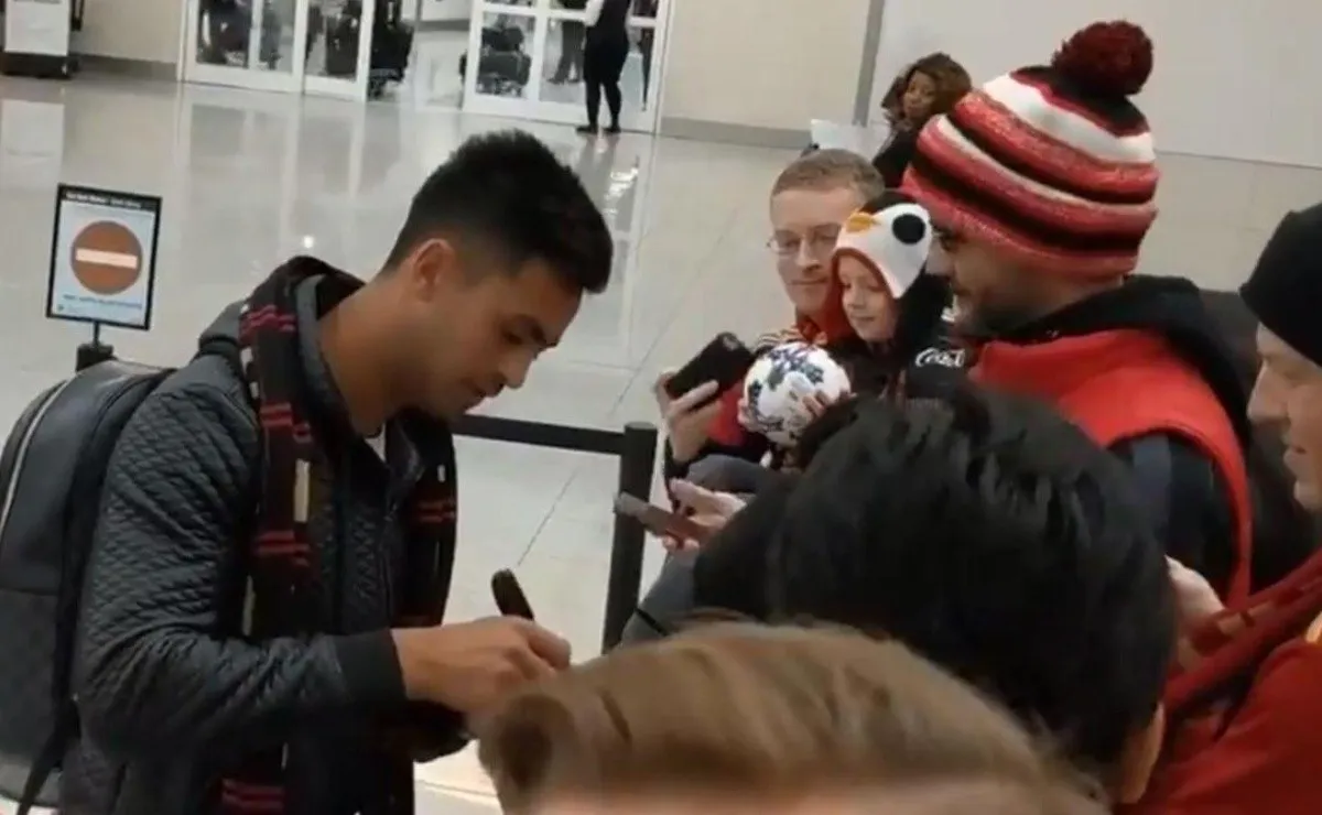 El Pity firma autógrafos en su llegada al aeropuerto de Atlanta.
