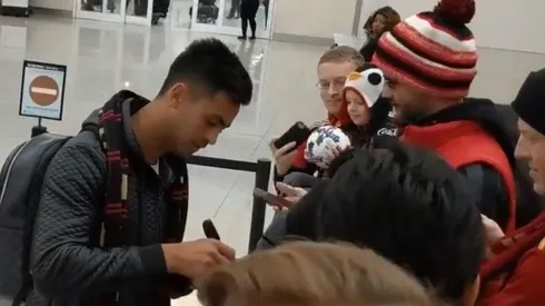 El Pity firma autógrafos en su llegada al aeropuerto de Atlanta.