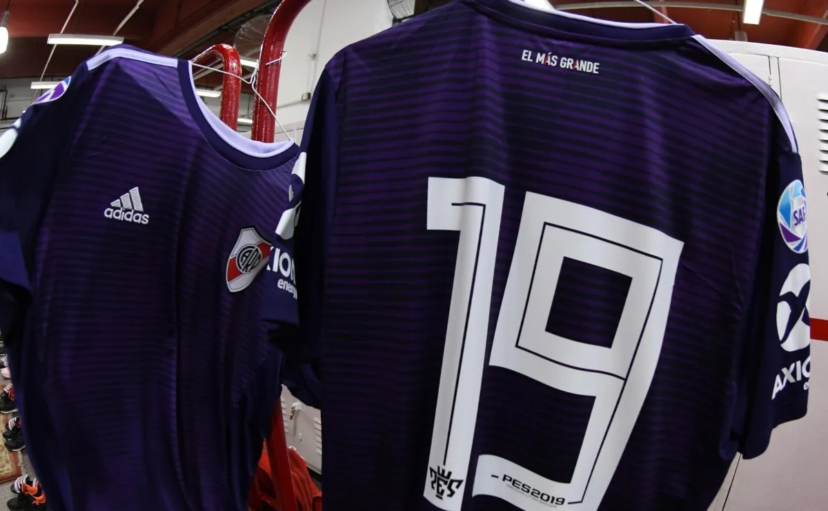 La camiseta alternativa de River es mirada de reojo por los hinchas.