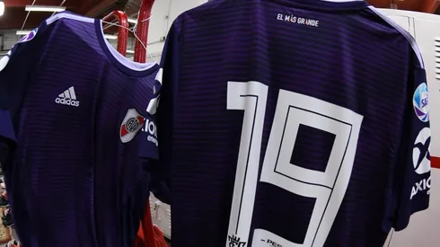 La camiseta alternativa de River es mirada de reojo por los hinchas.