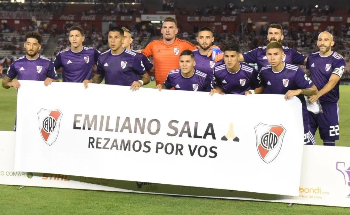 El equipo titular de River posó ante las cámaras con una bandera dedicada a Emiliano Sala.