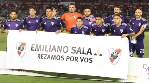 El equipo titular de River posó ante las cámaras con una bandera dedicada a Emiliano Sala.