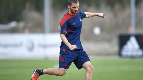 El mediocampista central rescindió su contrato a préstamo en Almería para regresar a Sudamérica.