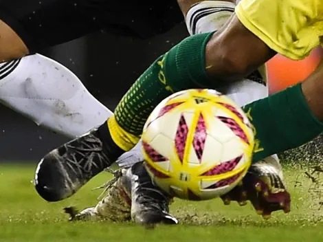 A cuidar el campo del estadio Monumental