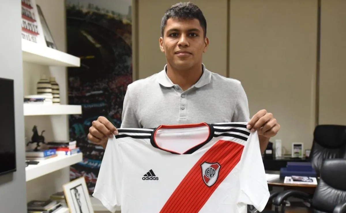 Robert Rojas posa con la camiseta de River.