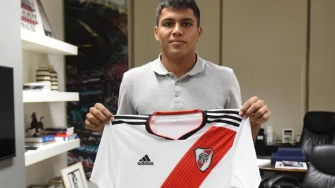 Robert Rojas posa con la camiseta de River.