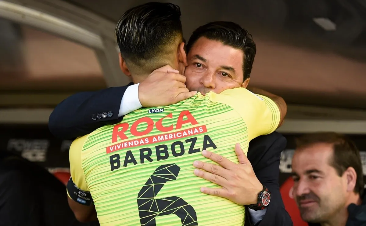 Barboza saluda a Gallardo antes de River - Defensa y Justicia.