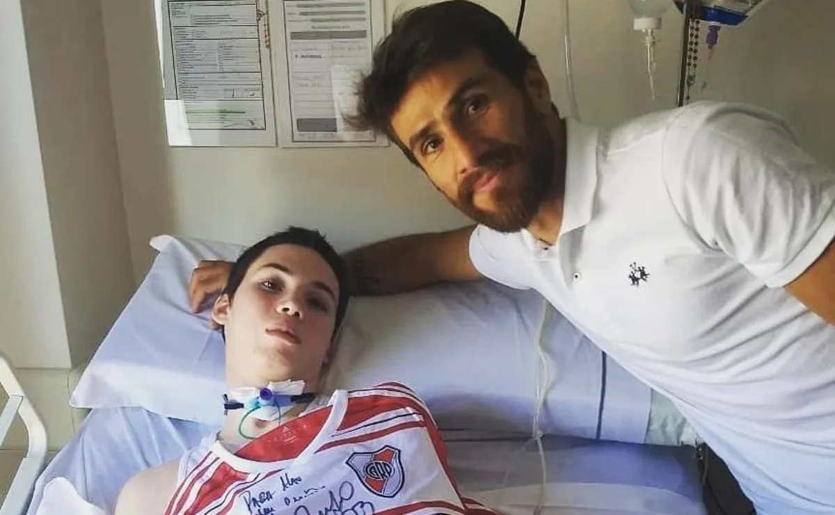 Alan junto a Ponzio y la camiseta que fue robada.