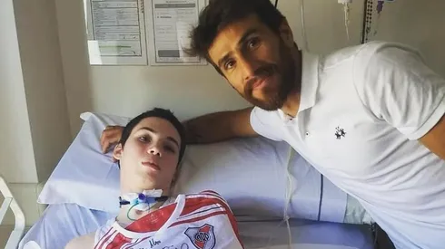 Alan junto a Ponzio y la camiseta que fue robada.