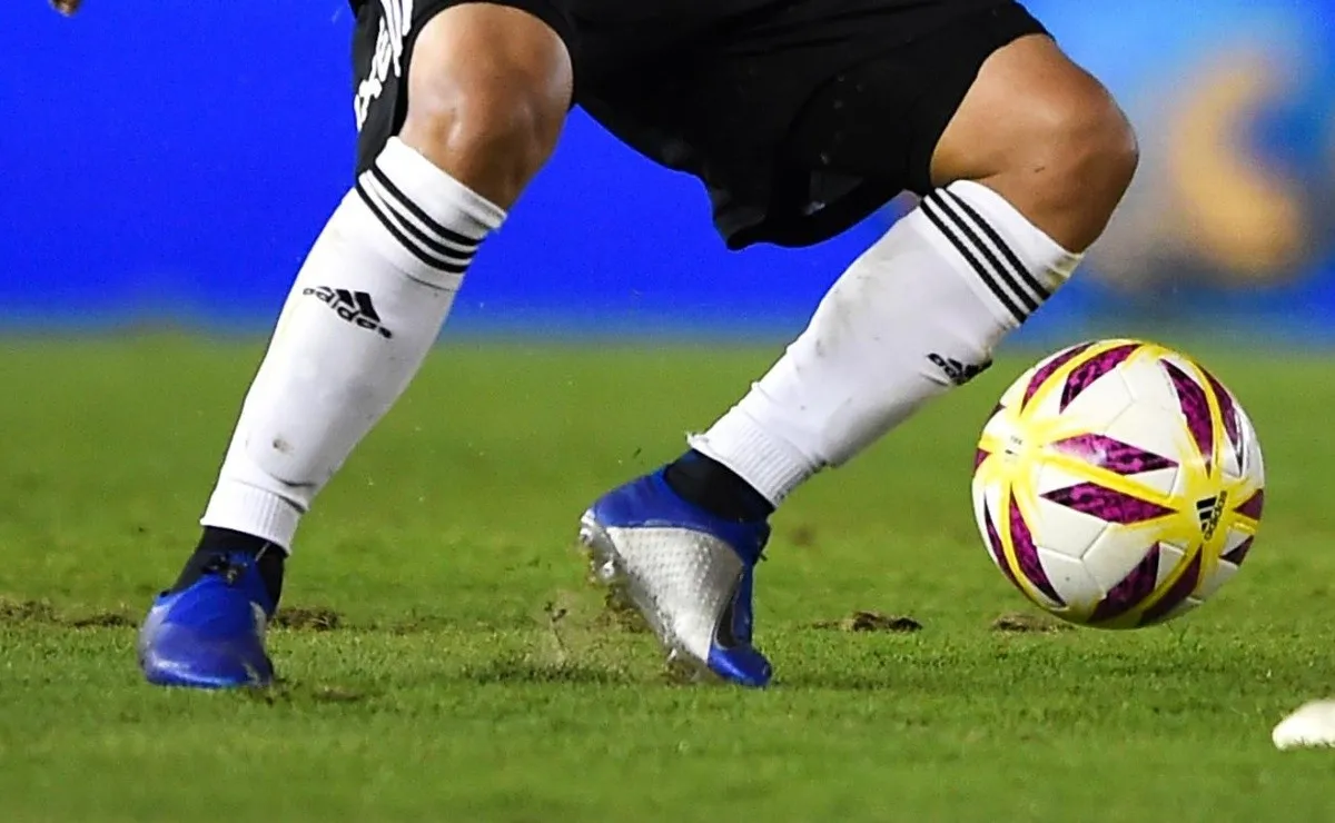 El césped del estadio Monumental lució con varios problemas durante el partido contra Defensa y Justicia.
