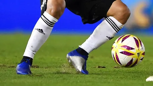 El césped del estadio Monumental lució con varios problemas durante el partido contra Defensa y Justicia.