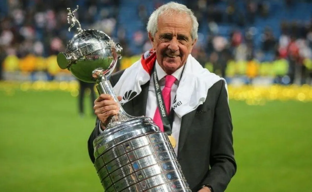 D'Onofrio, con la Libertadores que River le ganó a Boca.