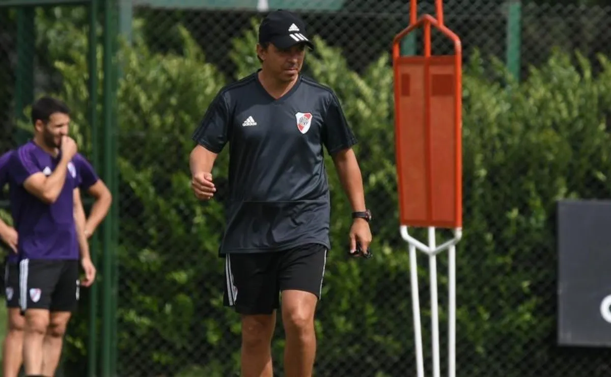 El plantel se entrena bajo la atenta mirada de Gallardo.