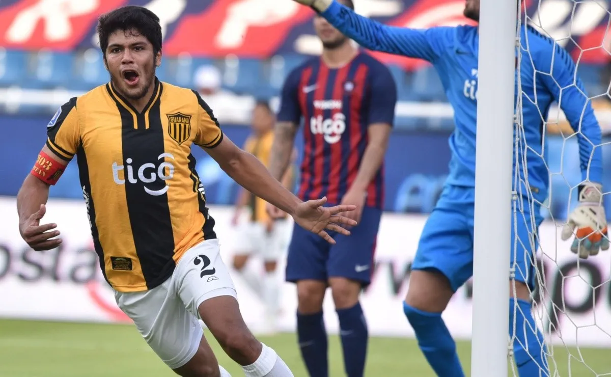 Rojas comenzó su carrera en Inferiores como lateral y en Primera se asentó como zaguero central.