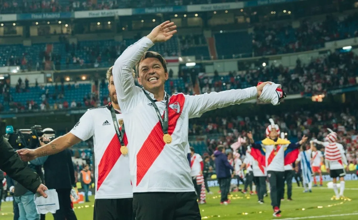 Marcelo Gallardo celebra 43 años de vida y los hinchas de River lo saludaron de manera masiva