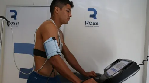 Robert Rojas luego de haber arribado al país.